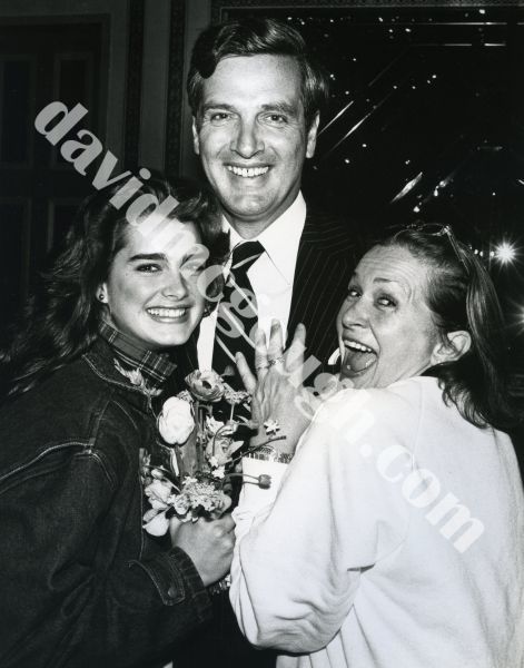 Brooke Shields with parents 1985, NY.jpg